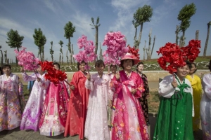 Mulheres com buquês de flores artificiais como um grupo de ativistas pedindo paz e reunificação