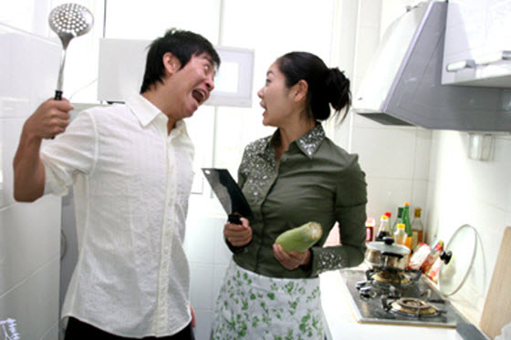 asian-couple-kitchen-knives-fight-preview